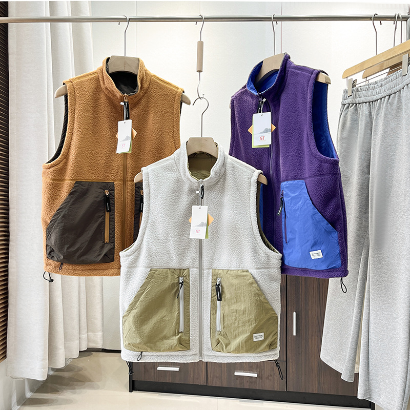 Muška vesta od polar fleksa sa stojećim ovratnikom, prednji zip, dizajn color-block i 3D džepovi — jesenski model