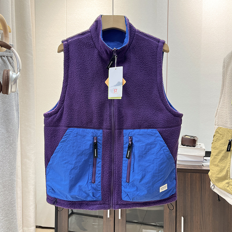 Muška vesta od polar fleksa sa stojećim ovratnikom, prednji zip, dizajn color-block i 3D džepovi — jesenski model
