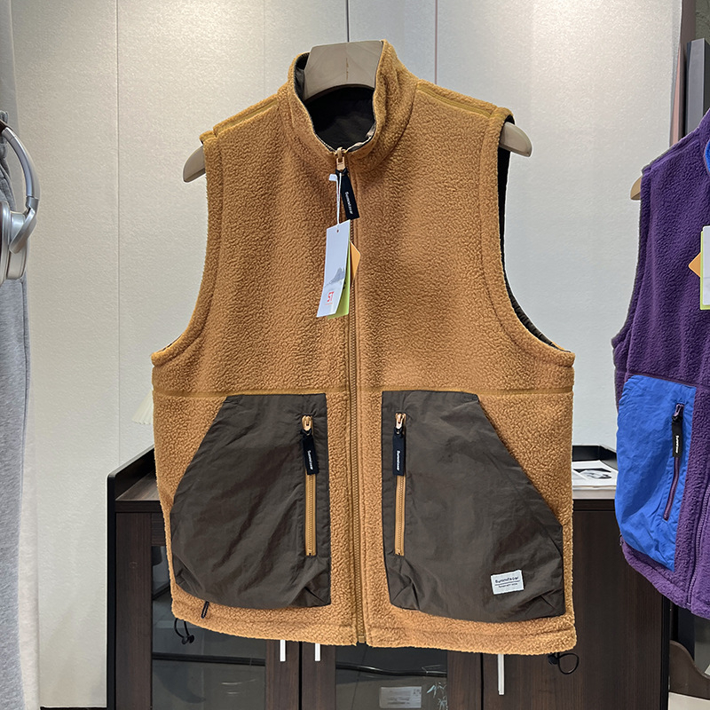 Muška vesta od polar fleksa sa stojećim ovratnikom, prednji zip, dizajn color-block i 3D džepovi — jesenski model