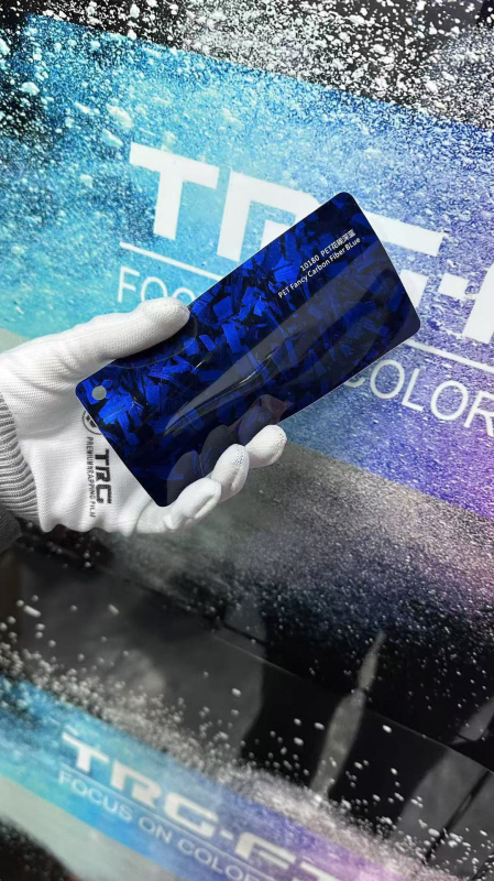 Филм за обвивка на автомобил PET с модел карбон фибър форджд, самозалепващ монтаж, дължина по заявка