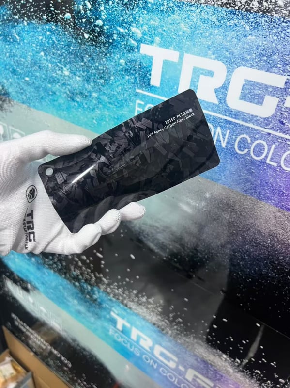 Филм за обвивка на автомобил PET с модел карбон фибър форджд, самозалепващ монтаж, дължина по заявка