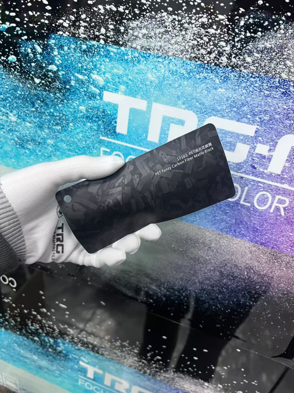 Филм за обвивка на автомобил PET с модел карбон фибър форджд, самозалепващ монтаж, дължина по заявка