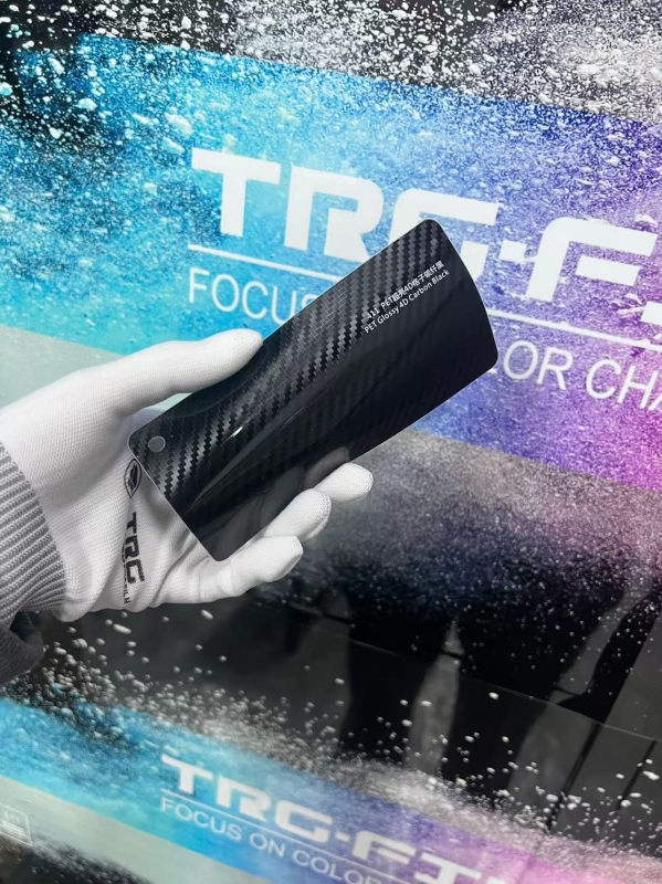 Филм за обвивка на автомобил PET с модел карбон фибър форджд, самозалепващ монтаж, дължина по заявка