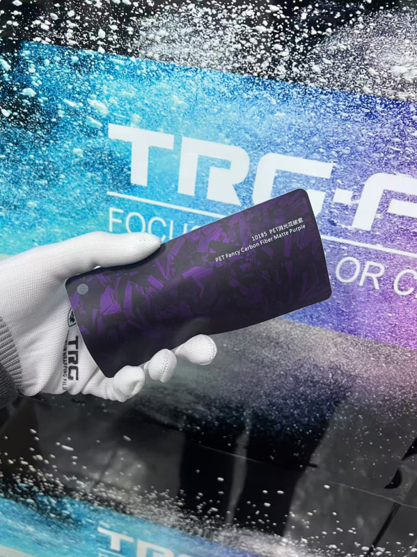 Филм за обвивка на автомобил PET с модел карбон фибър форджд, самозалепващ монтаж, дължина по заявка