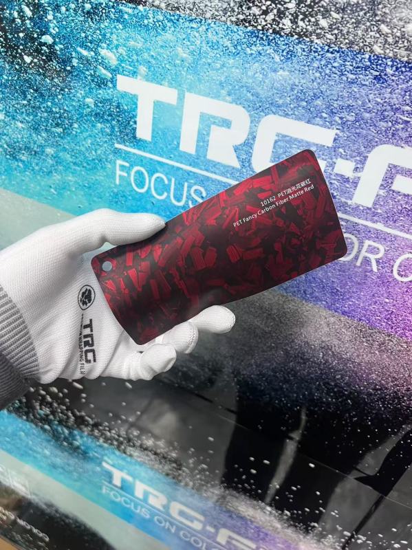 Филм за обвивка на автомобил PET с модел карбон фибър форджд, самозалепващ монтаж, дължина по заявка