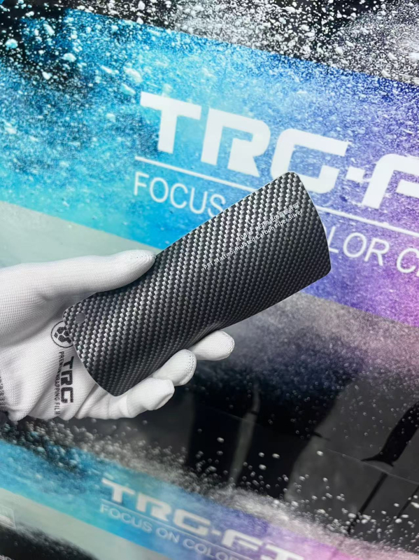 Филм за обвивка на автомобил PET с модел карбон фибър форджд, самозалепващ монтаж, дължина по заявка