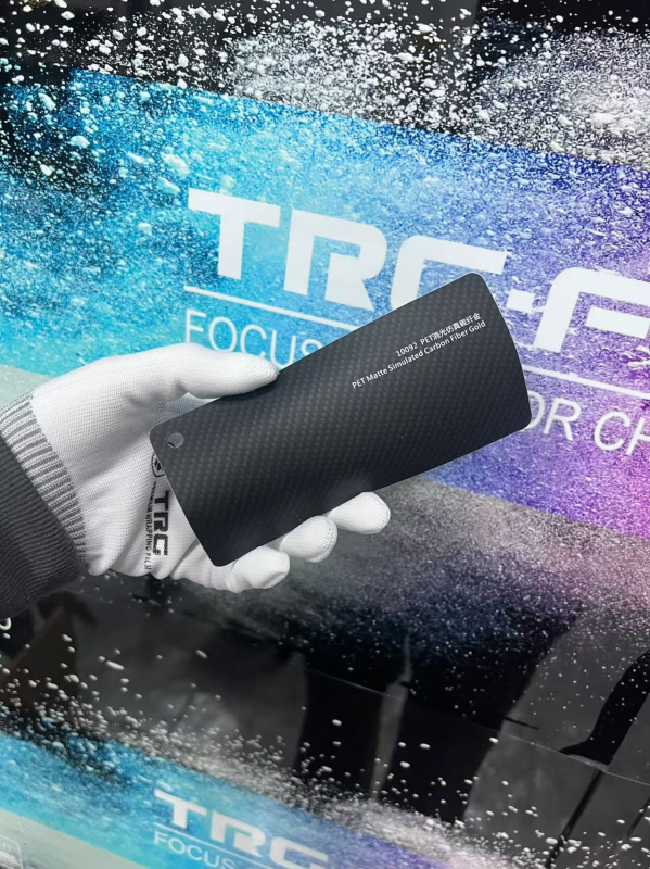 Филм за обвивка на автомобил PET с модел карбон фибър форджд, самозалепващ монтаж, дължина по заявка