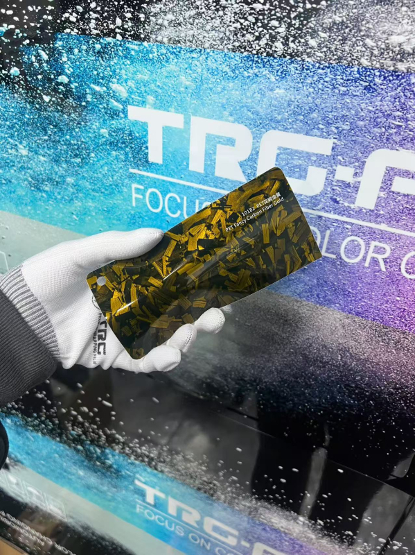 Филм за обвивка на автомобил PET с модел карбон фибър форджд, самозалепващ монтаж, дължина по заявка