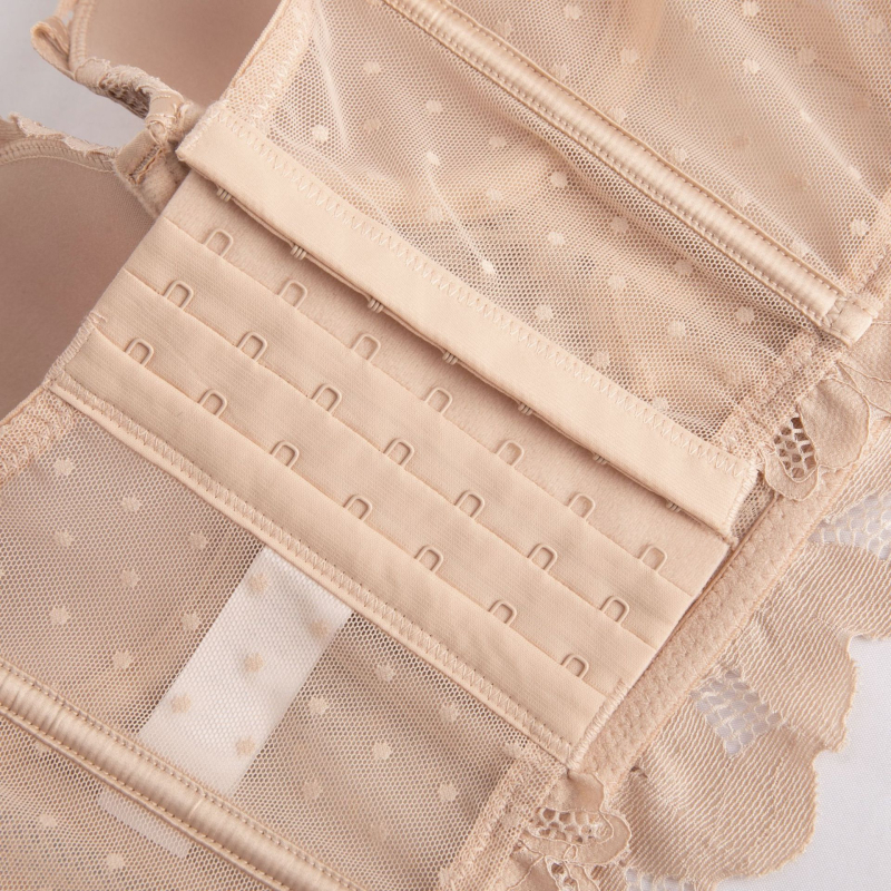 Sievietēm veidots formējošais krūšturis un vestes komplekts – neilons 90–95%, polietsera oderējums 100%, kauss 5/8, plānas formējošas kupas, noņemamas dubultās siksnas, regulējams push-up