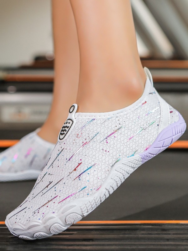 Cipele za rijeku za planinarenje i fitness: gornji dio od Lycra, mrežasti unutarnji dio, gumena međupodloga i otporan gumeni potplat