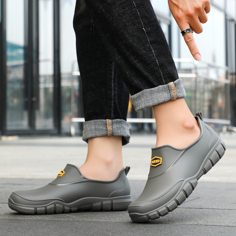 Férfi esőcsizma alacsony szárú, PVC felsőrész, PVC talp, EVA talpbetét, csúszásmentes