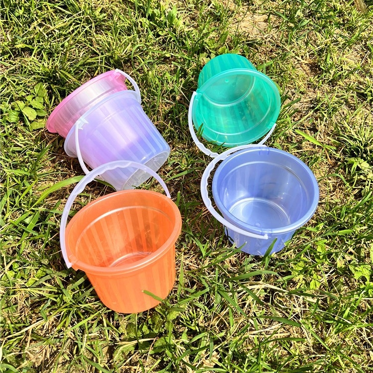 Átlátszó műanyag vödör fedéllel, kézben tartható, kefék tisztítására és festéshez