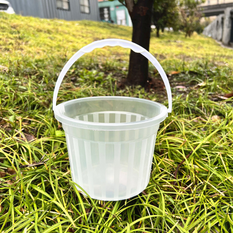 Átlátszó műanyag vödör fedéllel, kézben tartható, kefék tisztítására és festéshez