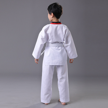 Taekwondo treniņu apģērbs, ķīmisko šķiedru maisījums ar 30% poliesteri, oderējums no kokvilnas 80%, izmēru tolerances 1–2 cm