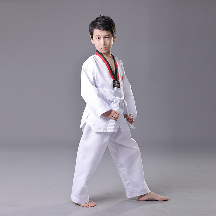 Taekwondo treniņu apģērbs, ķīmisko šķiedru maisījums ar 30% poliesteri, oderējums no kokvilnas 80%, izmēru tolerances 1–2 cm