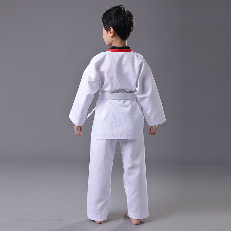 Taekwondo treniņu apģērbs, ķīmisko šķiedru maisījums ar 30% poliesteri, oderējums no kokvilnas 80%, izmēru tolerances 1–2 cm