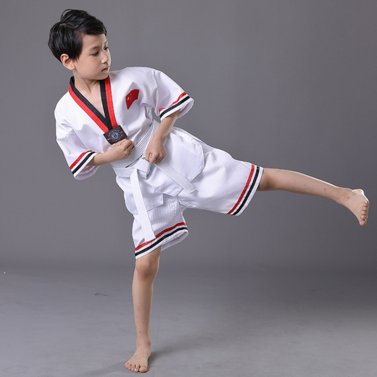 Taekwondo treniņu apģērbs, ķīmisko šķiedru maisījums ar 30% poliesteri, oderējums no kokvilnas 80%, izmēru tolerances 1–2 cm