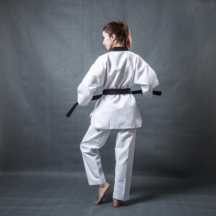 Taekwondo treniņtērpi – garās piedurknes, bērniem un pieaugušajiem, kokvilnas maisījuma audums (55% poliesters), svītraini vai vienkrāsains raksts