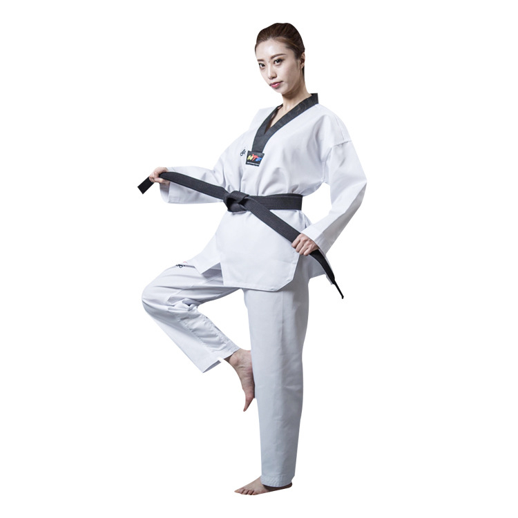 Taekwondo treniņtērpi – garās piedurknes, bērniem un pieaugušajiem, kokvilnas maisījuma audums (55% poliesters), svītraini vai vienkrāsains raksts