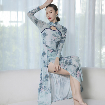 Női Cheongsam-stílusú színpadi ruházat, álló gallérral, hálós mintázatú anyag, átlátszó részletek és magas hasítás, 70–80% spandex