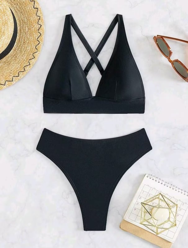 Dva dijelni bikini set s vezicama na leđima, otvorena leđa, pun gornji dio; vanjski materijal 82% poliester, podstava 18% spandex