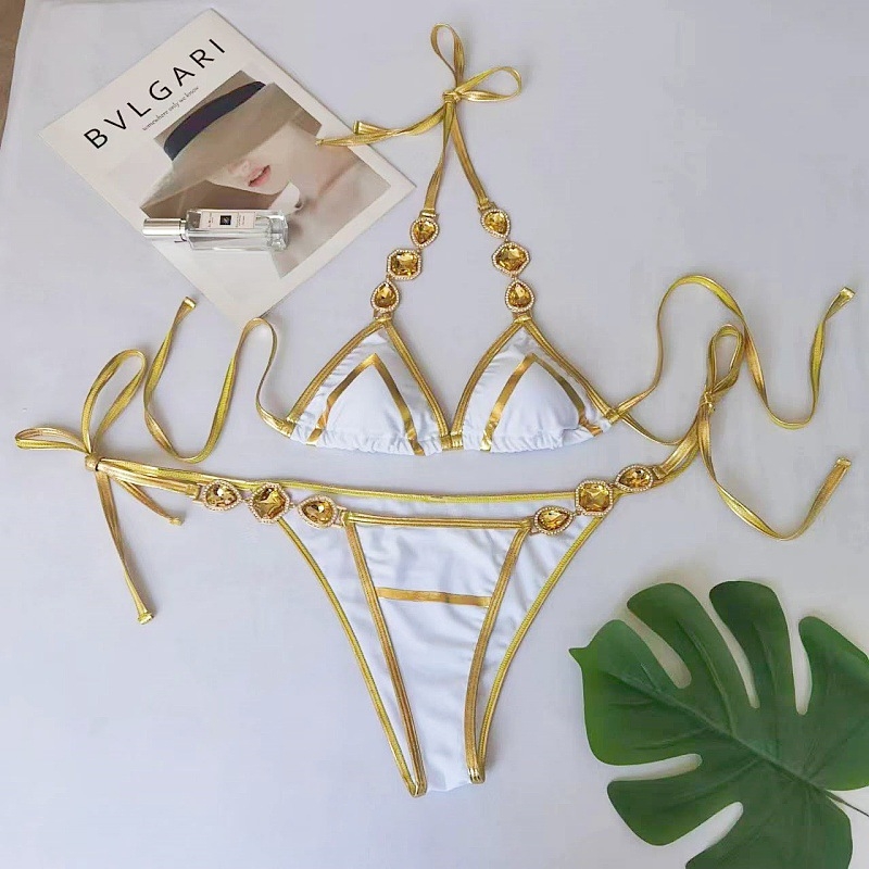 Dva dijela bikini kostima s trakama od kristalnih dijamanata i metalnim bočnim trakama, bez leđa, s jastučićem za poprsje, od najlona s podstavom od poliestera