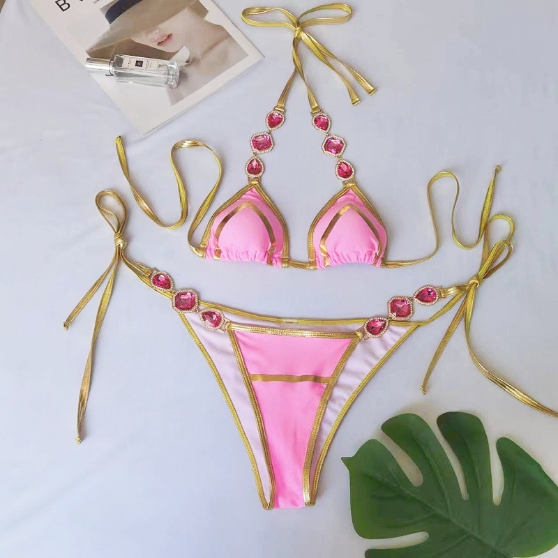 Dva dijela bikini kostima s trakama od kristalnih dijamanata i metalnim bočnim trakama, bez leđa, s jastučićem za poprsje, od najlona s podstavom od poliestera