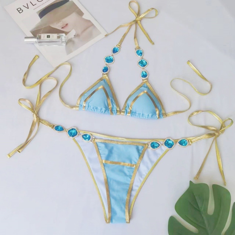 Dva dijela bikini kostima s trakama od kristalnih dijamanata i metalnim bočnim trakama, bez leđa, s jastučićem za poprsje, od najlona s podstavom od poliestera