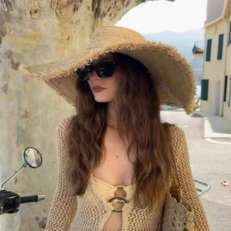 Pokrov za bikini s izrezom na leđima, pleteni poliester, s umetkom za prsa, bez rukava, elastičan i otporan, pogodan za plivanje i plažu.