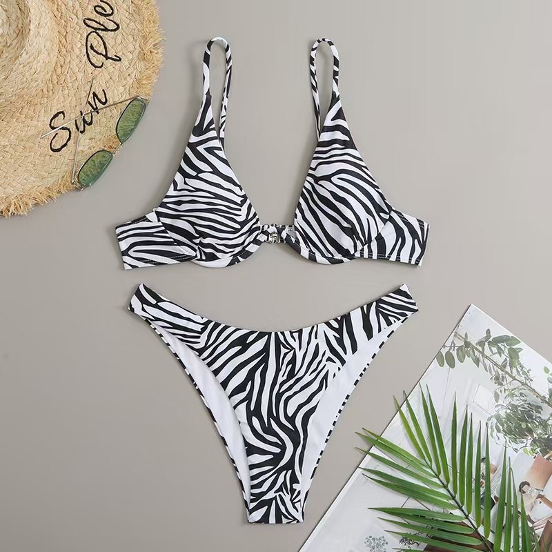 Costum de baie două piese pentru femei, cu bretele, cu sârmă sub sân și bureți, fără spate, imprimeu zebra, țesătură poliester (82% conținut) cu căptușeală poliesterică (82%)