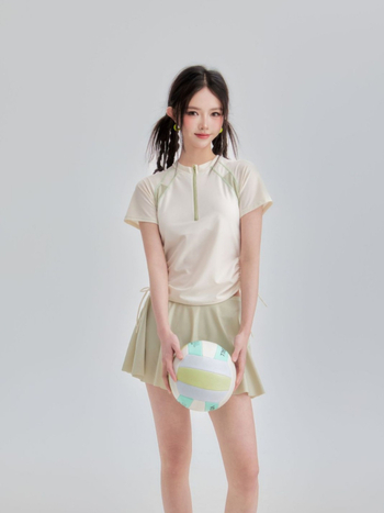 Costum de baie sport din poliester, două piese, stil tenis, croială în stil fustă coreeană, cu burete pentru bust, tăietură pătrată a picioarelor