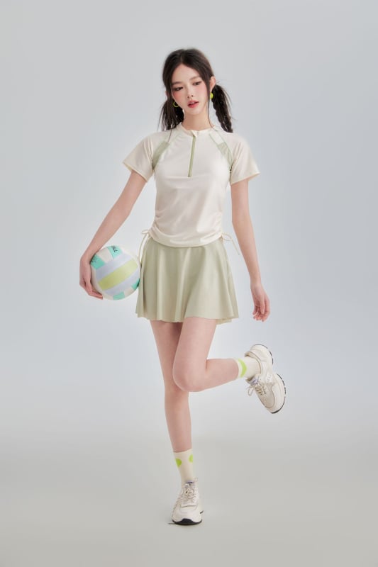 Costum de baie sport din poliester, două piese, stil tenis, croială în stil fustă coreeană, cu burete pentru bust, tăietură pătrată a picioarelor