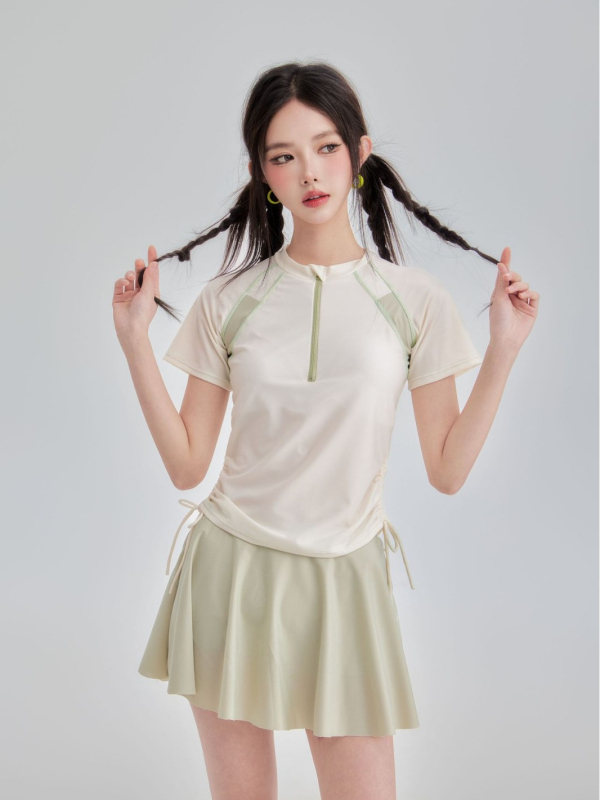 Costum de baie sport din poliester, două piese, stil tenis, croială în stil fustă coreeană, cu burete pentru bust, tăietură pătrată a picioarelor