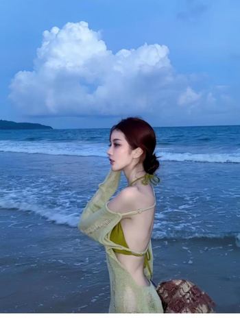 Три части женски бански комплект с прозрачен дълъг ръкав покривка и открит гръб; нейлон с ликра подплата 82/18%, тегло 300 g, чашки за бюст включени, бързосъхващ