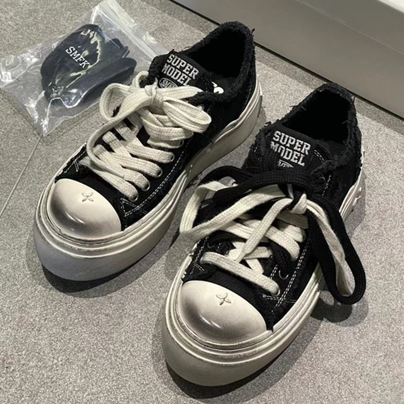 Magasító vászon sportcipő 3-7 cm-es magassággal, vastag gumitalpú, elöl fűzőzárású