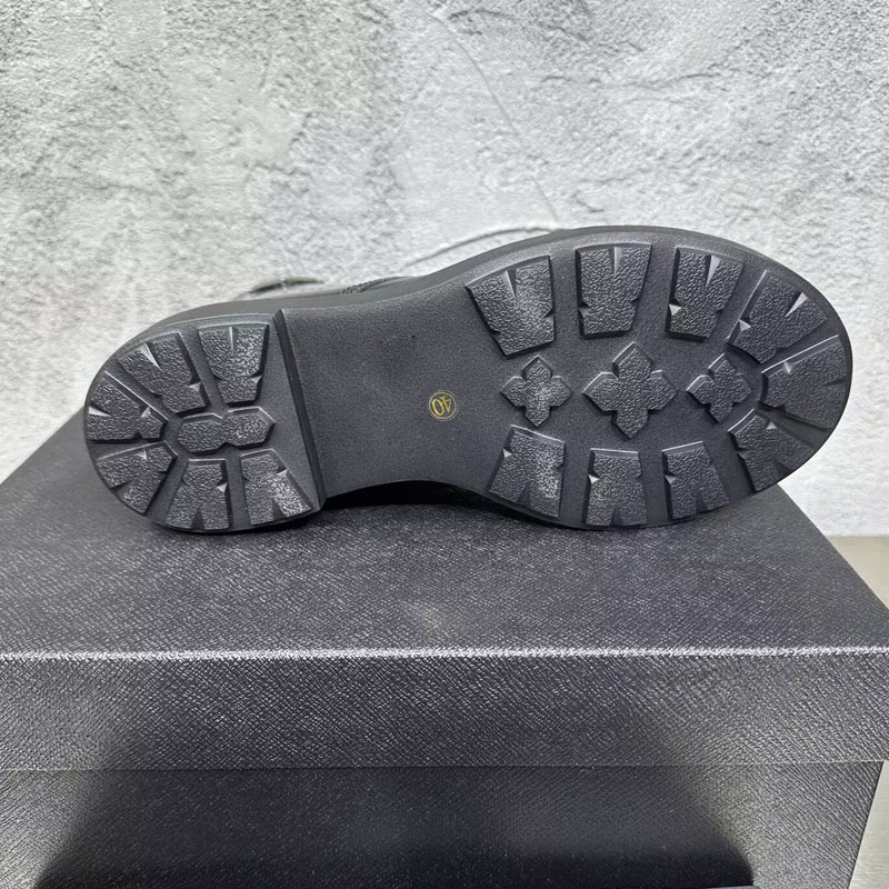 Férfi Martin csizmák, marhabőr felsőrész, gumitalp, elöl kötős zárás, alacsony négyzetes sarok 1–3 cm, téli modell