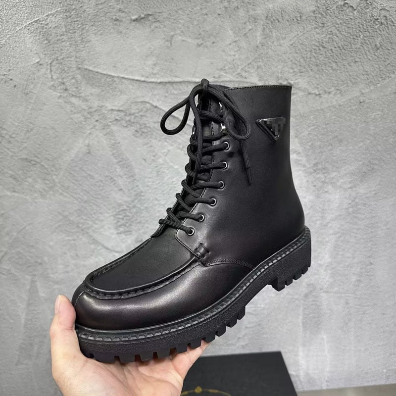 Férfi Martin csizmák, marhabőr felsőrész, gumitalp, elöl kötős zárás, alacsony négyzetes sarok 1–3 cm, téli modell