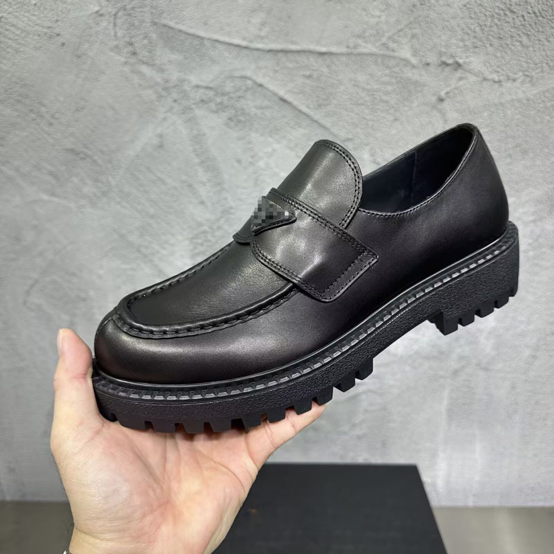 Férfi Martin csizmák, marhabőr felsőrész, gumitalp, elöl kötős zárás, alacsony négyzetes sarok 1–3 cm, téli modell