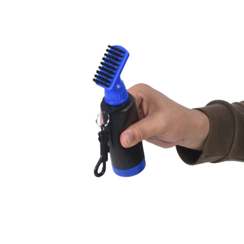 Golf tisztító ecset vízsugár funkcióval és akasztócsattal (műanyag+PP)