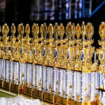 Трофей с четири колони – пластмасов, персонализиран, печат на лого възможен, марка Moral Style, подходящ за подарък