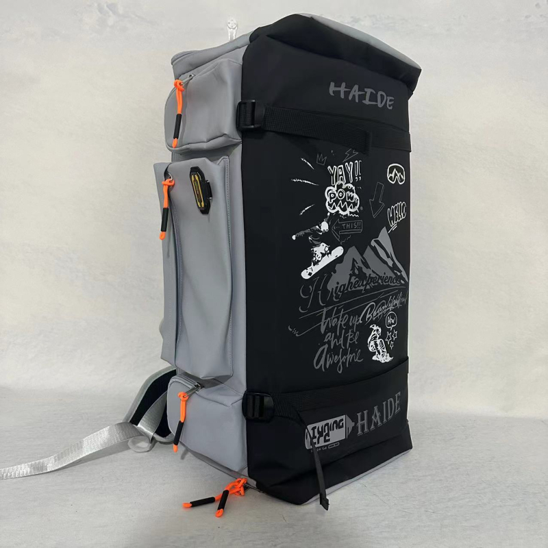 Nagy kapacitású síhátizsák, külön cipőrekesszel, száraz–nedves elválasztás, graffiti mintázat, snowboard/sí felszerelés táska