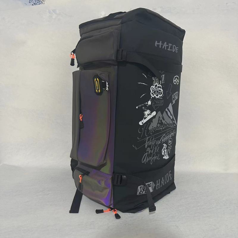 Nagy kapacitású síhátizsák, külön cipőrekesszel, száraz–nedves elválasztás, graffiti mintázat, snowboard/sí felszerelés táska