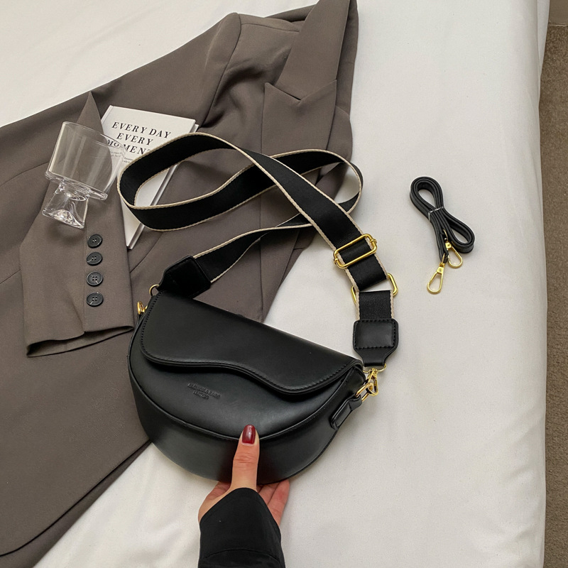 PU torbica u obliku sedla, ovalnog oblika, zatvaranje kapicom, unutarnja pregrada sa zatvaračem