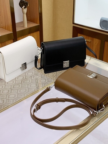 Ženska PU crossbody torba — mala kvadratna forma, horizontalni oblik, zatvarač s poklopcem, jesen 2024