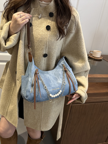 PU bőrből készült női táska, keresztpántos vállon át, függőleges téglalap alakú forma, cipzáras nyitás, belső telefontartó zseb