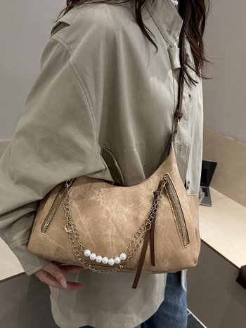 PU bőrből készült női táska, keresztpántos vállon át, függőleges téglalap alakú forma, cipzáras nyitás, belső telefontartó zseb