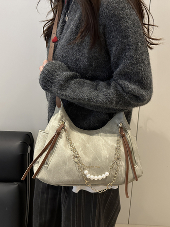 PU bőrből készült női táska, keresztpántos vállon át, függőleges téglalap alakú forma, cipzáras nyitás, belső telefontartó zseb