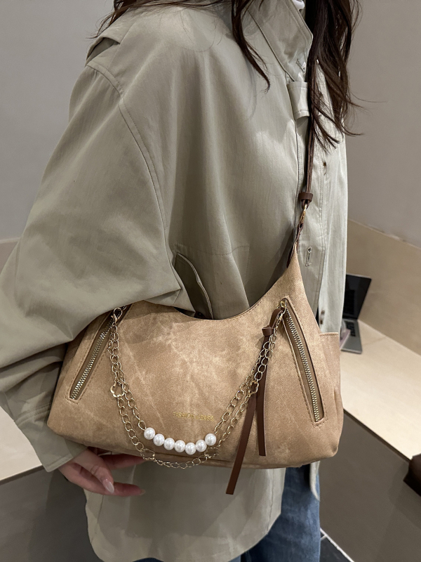 PU bőrből készült női táska, keresztpántos vállon át, függőleges téglalap alakú forma, cipzáras nyitás, belső telefontartó zseb