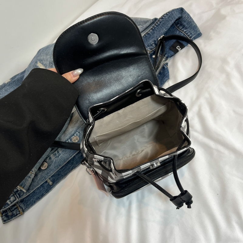 Мини раница с PU материал, градски стил, магнитно закопчаване, полиестерна облицовка, вътрешен джоб за мобилен телефон