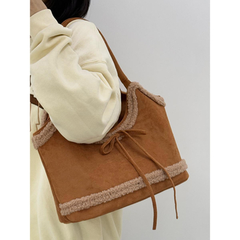 Uniszex plüss tote táska mágneszárral, vízszintes négyszögletes forma, rejtett cipzáras zseb, poliészter bélés